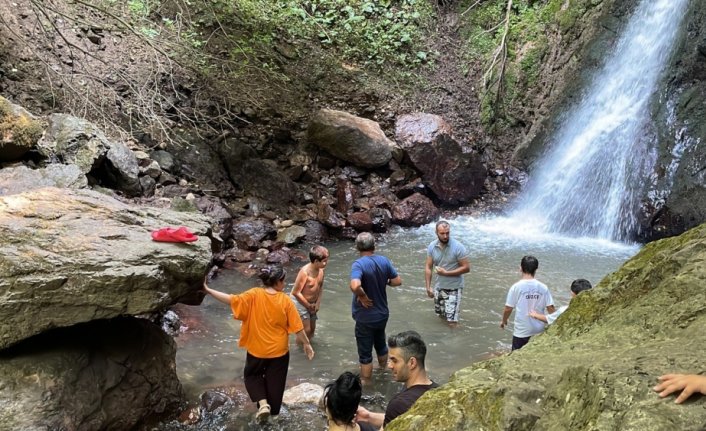 Düzce'de sıcaktan bunalanlar sahilleri ve tabiat parklarını doldurdu