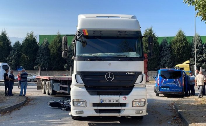 Düzce'de tıra çarpan motosikletteki 2 kişi yaralandı