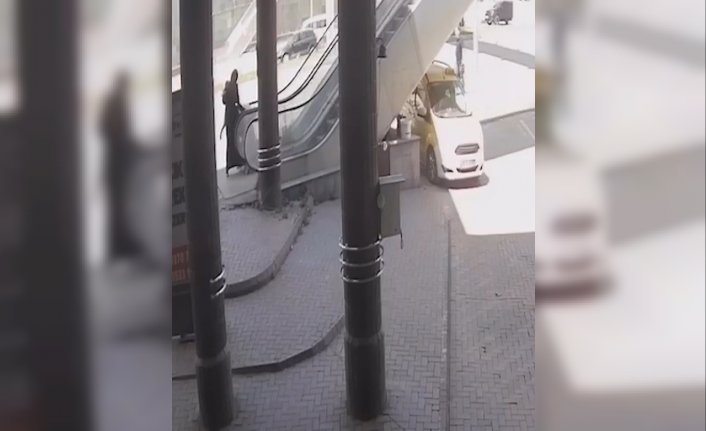 Karabük'te ayağı yürüyen merdivene sıkışan çocuk hastaneye kaldırıldı