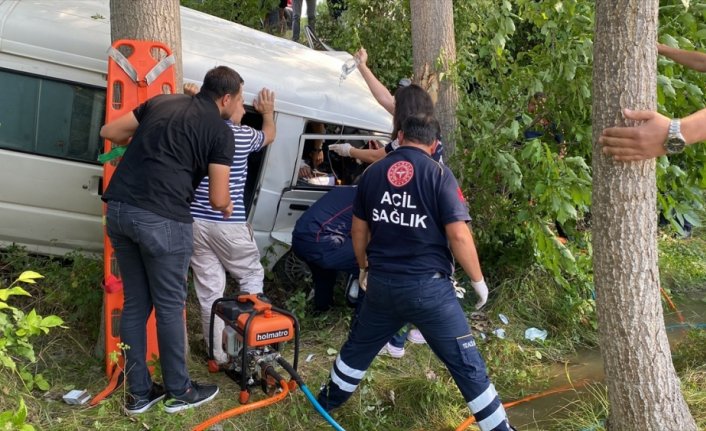Kastamonu'da ağaca çarpan minibüsün sürücüsünü sıkıştığı yerden itfaiye kurtardı