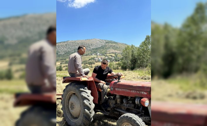 Kaymakam Coşkun traktör kullanarak çiftçilere yardım etti