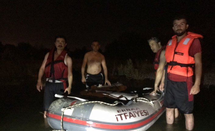 Kelkit Çayı'nda mahsur kalan 5 kişiyi itfaiye kurtardı