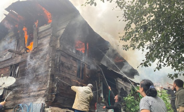 Rize'nin Ayder Yaylası'nda ahşap ev yandı