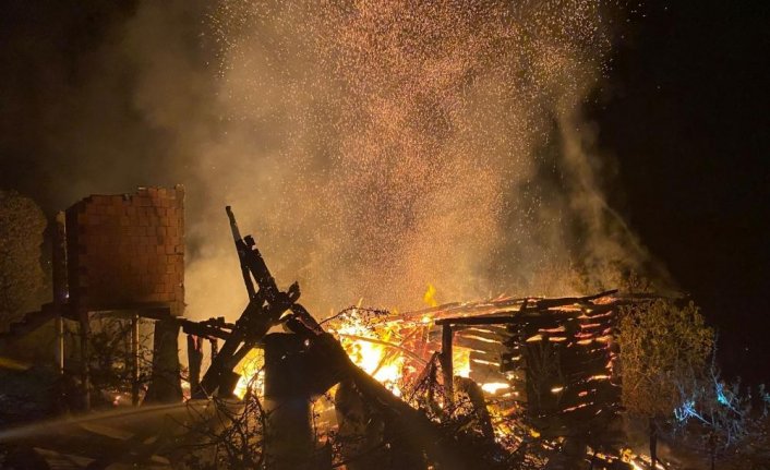 Sinop'ta ahşap ev yanarak kullanılamaz hale geldi