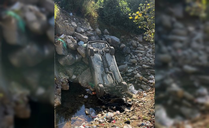 Sinop'ta dereye devrilen otomobildeki 5 kişi yaralandı