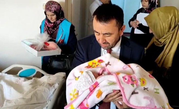 Amasya'da Mevlid-i Nebi Haftası'nda doğan bebeklerin ailelerine hediye verildi