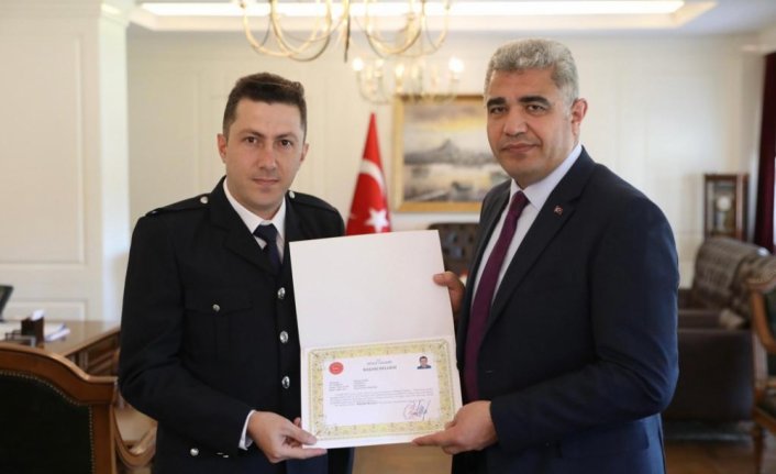 Azerbaycan bayrağına hassasiyet gösteren polis başarı belgesiyle ödüllendirildi