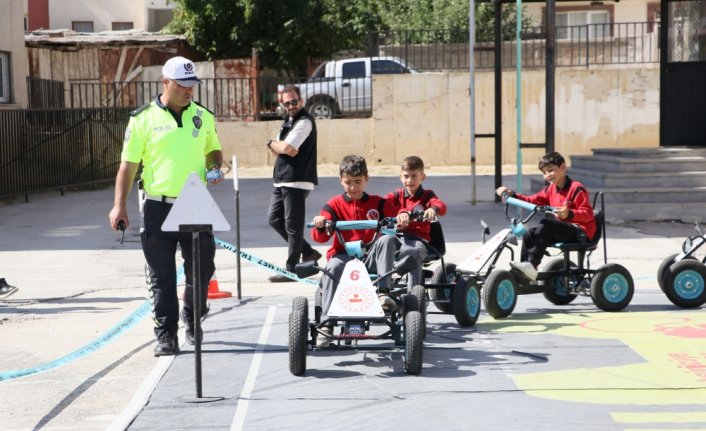 Bayburt'ta öğrencilere “Mobil Trafik Eğitim Tırı“nda eğitim verildi