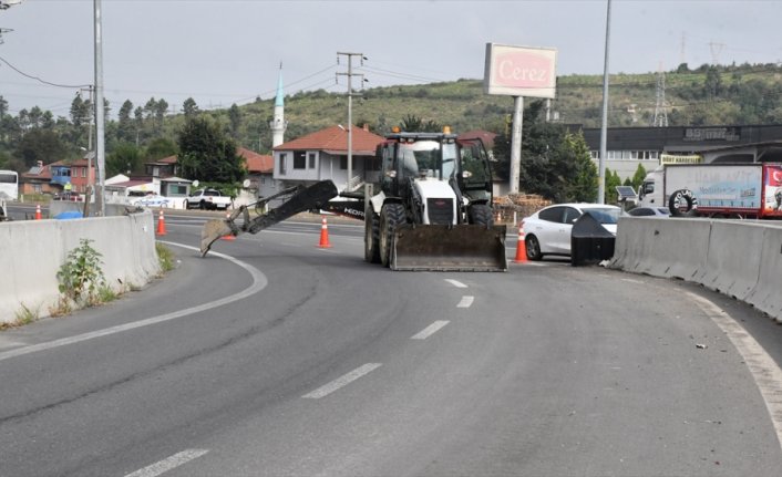 Düzce'de devrilen tırın şoförü yaralandı, bağlantı yolu trafiğe kapatıldı