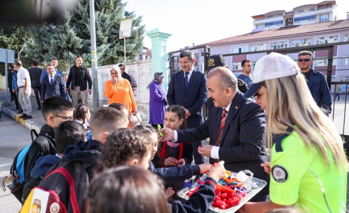 Tokat'ta okulun ilk gününde öğrencileri Vali Hatipoğlu karşıladı