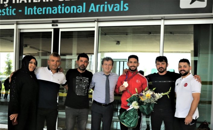 Torku Şeker Sporlu milli güreşçi Alihan Bayraktar yurda döndü