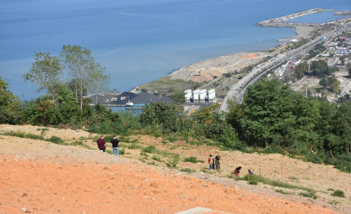Trabzon'da deniz manzaralı alandaki mezar yerlerinin satışı öncesi yoğunluk yaşandı