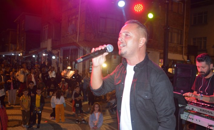 Akçakoca'daki konserde pop müzik sanatçısı Özgür Karakaş sahne aldı