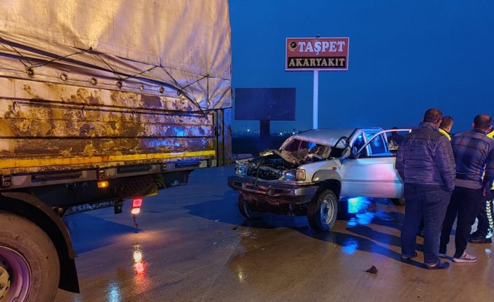 Amasya’da tıra çarpan pikabın sürücüsü yaralandı