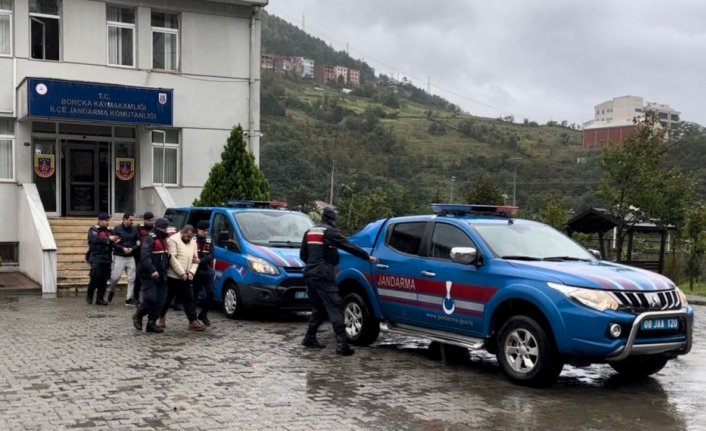 Artvin'de firari şüpheli ile yurt dışına kaçışına yardım eden 2 kişi tutuklandı