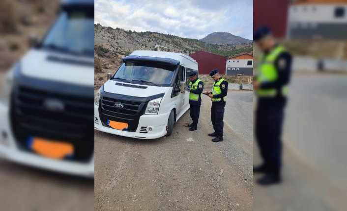 Artvin'de jandarma ekipleri okul servislerini denetliyor