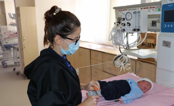 Bebeği “doymuyor“ düşüncesiyle fazla beslemek kolik şikayetini artırabilir