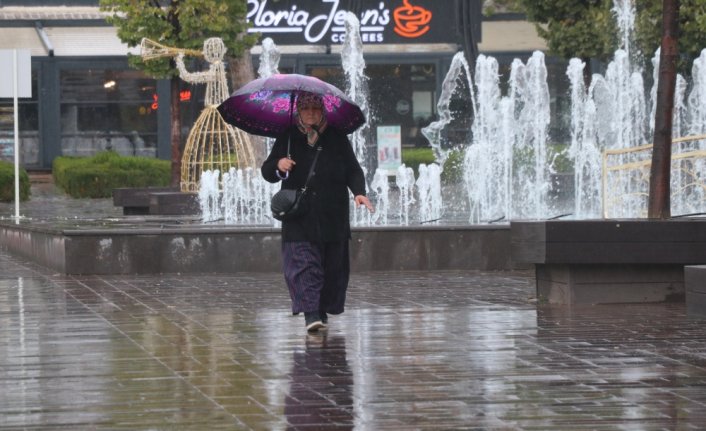 Bolu Dağı'nda sis ve sağanak