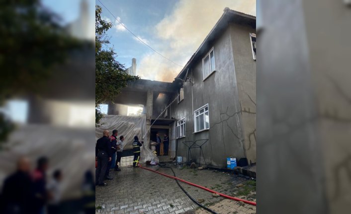 Bolu'da 2 katlı ev yangında hasar gördü