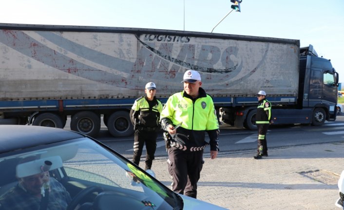 Bolu'da emniyet şeridini ihlal eden sürücülere cezai işlem