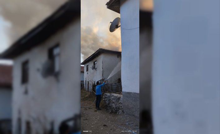 Bolu'da ev ve samanlık yangında kullanılamaz hale geldi