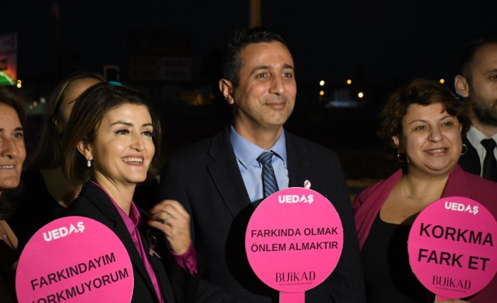 Bursa'da sokak lambaları meme kanseri farkındalığı için pembe yanıyor