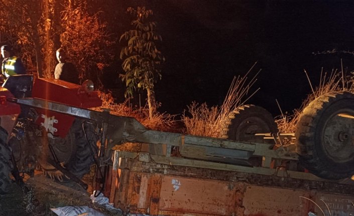 Çorum'da devrilen traktörün römorkunun altında kalan kişi yaralandı