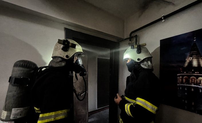 Düzce'de 3 katlı apartmanda çıkan yangın söndürüldü