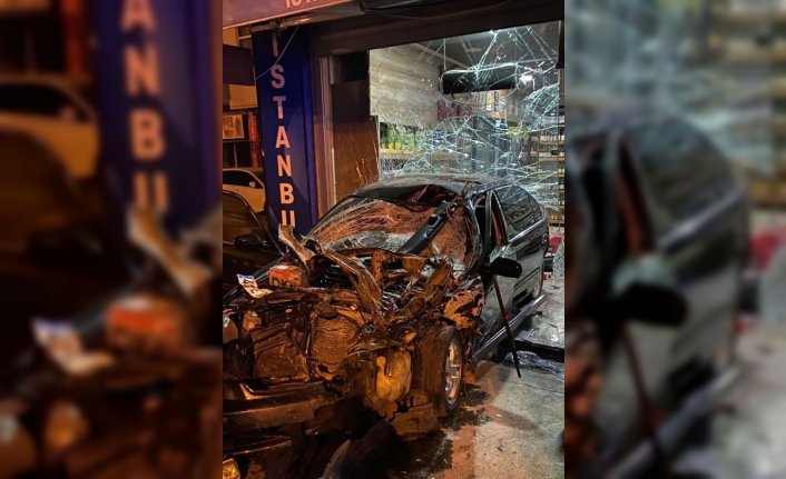 Düzce'de iş yerine çarpan otomobildeki 2 kişi yaralandı