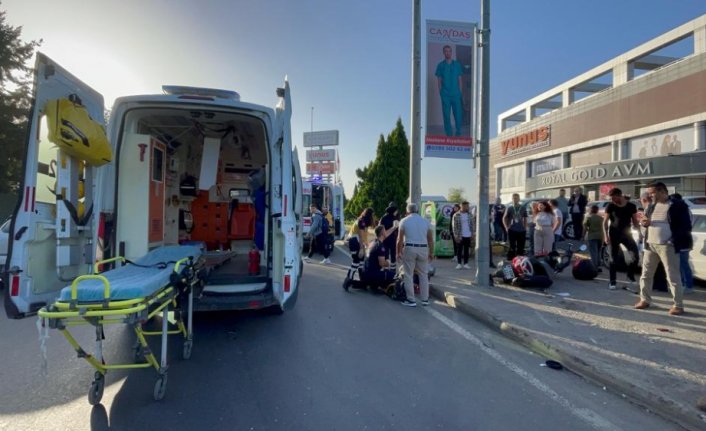 Düzce'de otomobil ile çarpışan motosikletteki 2 kişi yaralandı