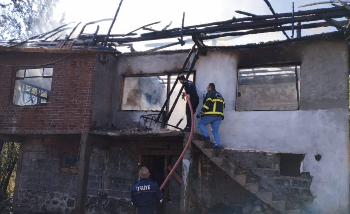 Gümüşhacıköy'de evde çıkan yangın hasara yol açtı