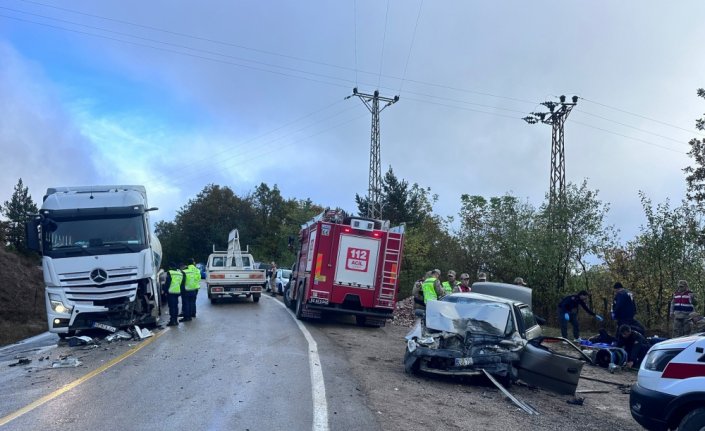Ordu'da otomobil ile tırın çarpıştığı kazada 3 kişi öldü, 3 kişi yaralandı