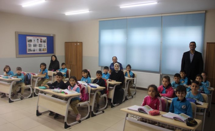 Hamamözü Kaymakamı Şendur okulları ziyaret etti
