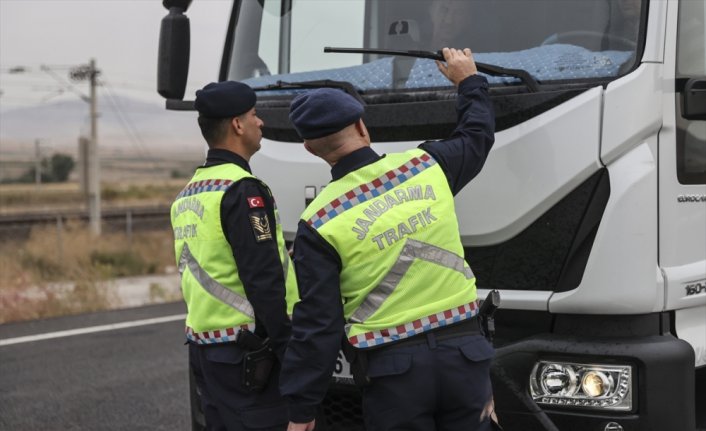 Jandarma 29 ilde ağır tonajlı araçları denetledi