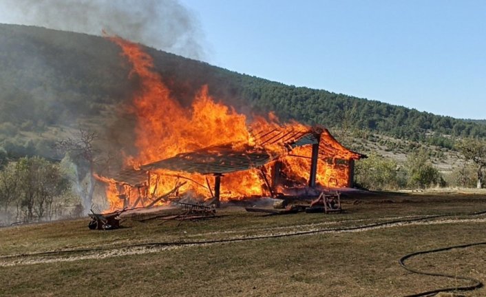 Karabük'te 3 samanlık ve 1 odunluk yandı