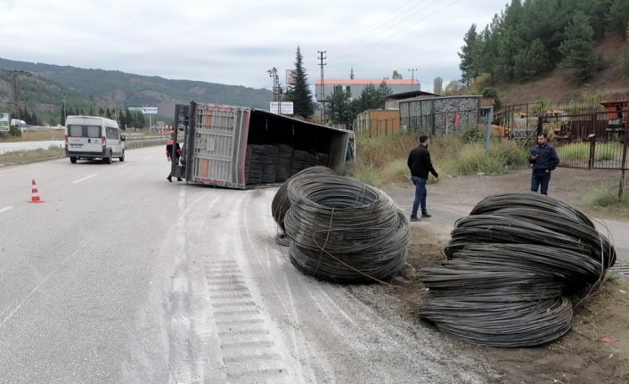 Karabük'te devrilen tırın şoförü kazayı yara almadan atlattı