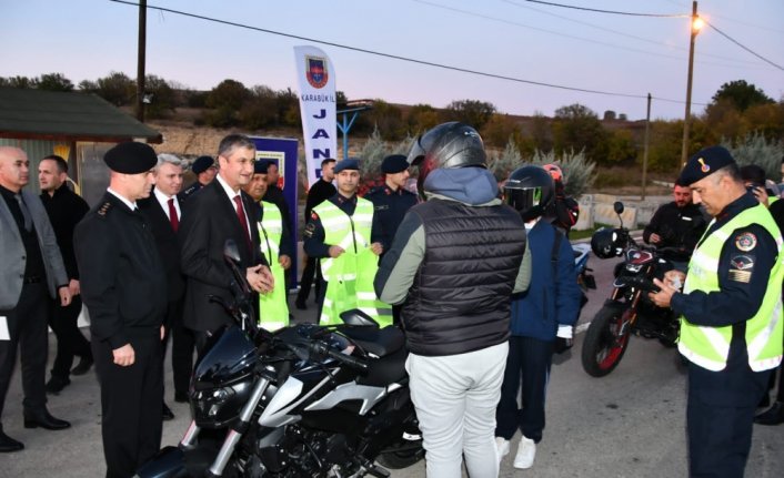 Karabük'te sürücülere reflektif yelek dağıtıldı