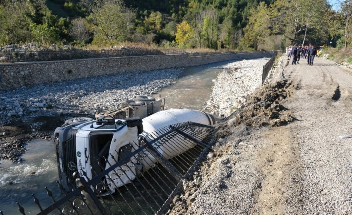 Kastamonu'da devrilen beton mikserinin sürücüsü öldü