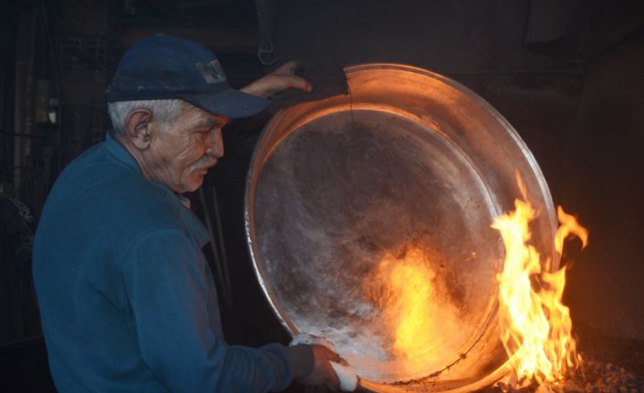 Osman usta 57 yıldır ateşin karşısında mutfak eşyalarını kalaylıyor