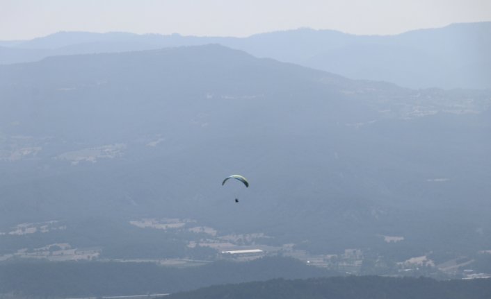 Paraşüt tutkunları Abant'ta atlayış yaptı