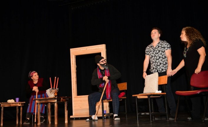 Psikolojik danışmanlar teknolojik bağımlılığın zararlarını tiyatroyla anlatıyor