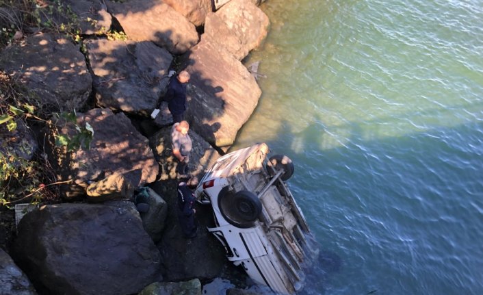 Rize'de dereye düşen otomobildeki 2 kişi yaralandı