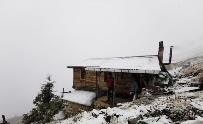 Rize'nin yüksek kesimlerine kar yağdı