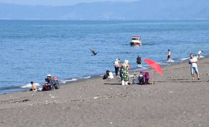Sahil kenti Akçakoca'da ekim ayında denize girdiler