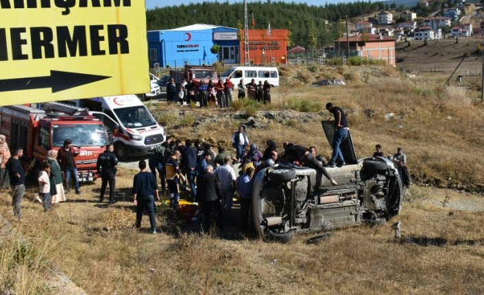 Sinop'ta otomobil tarlaya devrildi, 4 kişi yaralandı