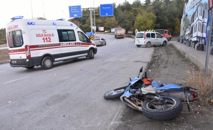 Sinop'ta otomobille çarpışan motosikletteki 2 kişi yaralandı