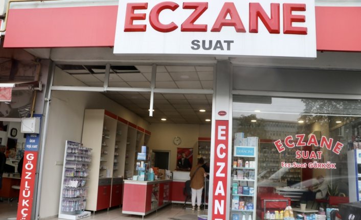 Trabzon'da sürücüsünün fren yerine gaza bastığı otomobil iş yerinin vitrinine çarptı