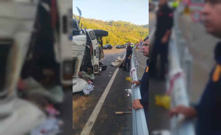 Zonguldak'ta devrilen kamyondaki 2 kişi yaralandı