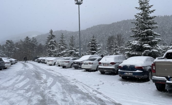 Abant Gölü Milli Parkı'nda kar kalınlığı 10 santimetreye ulaştı