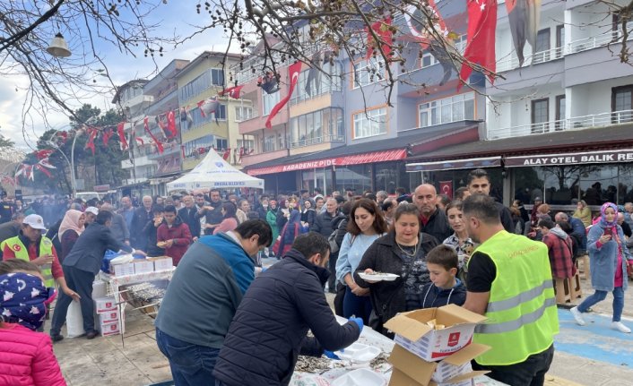 Amasra'daki hamsi şenliğinde yarım ton hamsi dağıtıldı